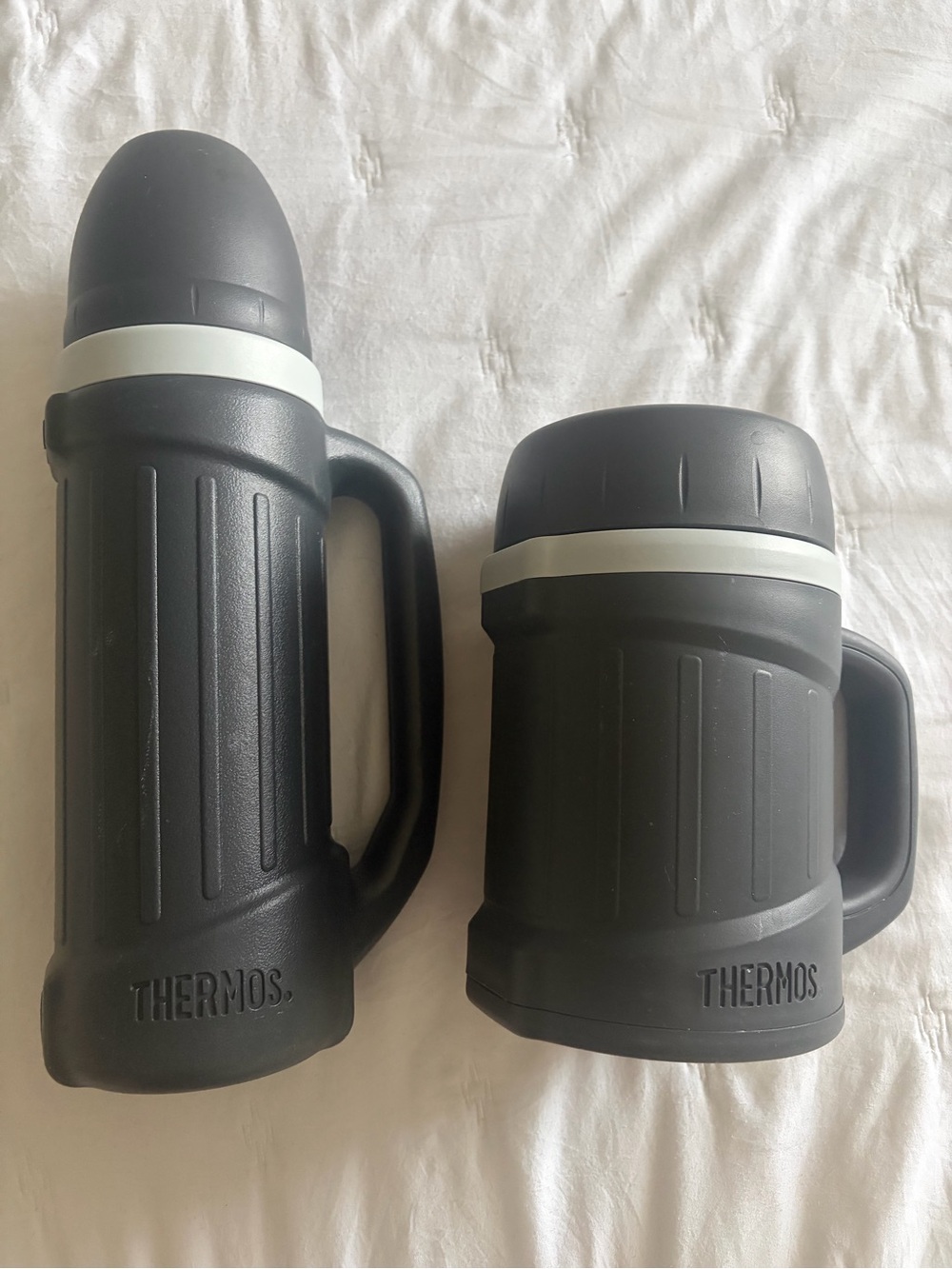Set of 2 Thermos gray and black thermoses for hot and cold food/beverages
